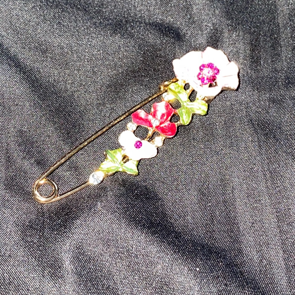 Elegant Floral Fashion Brooch. Brand New